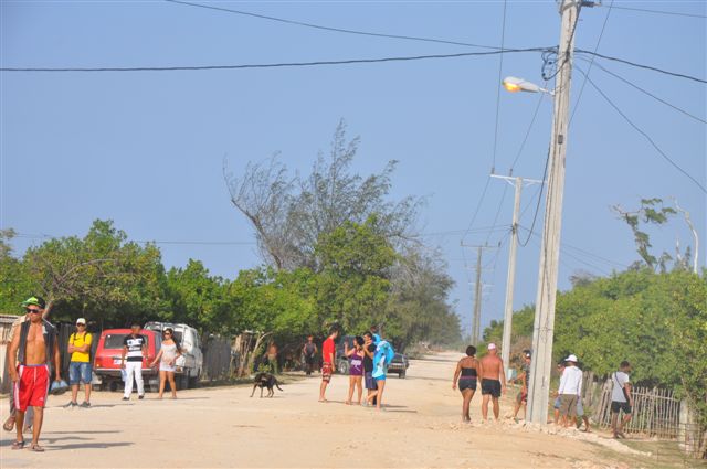 Los lugareños recibieron con alegría la llegada de la electricidad. Foto: Elder Leyva.