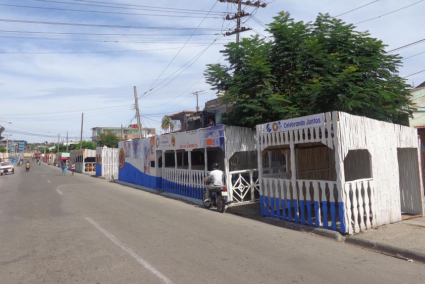 A todo lo largo de la calle Trocha, una de las más afamadas por la calidad de las ofertas de bebidas, comidas y música, alista kioscos y otros puntos de venta Fotos: Betty y Noryis