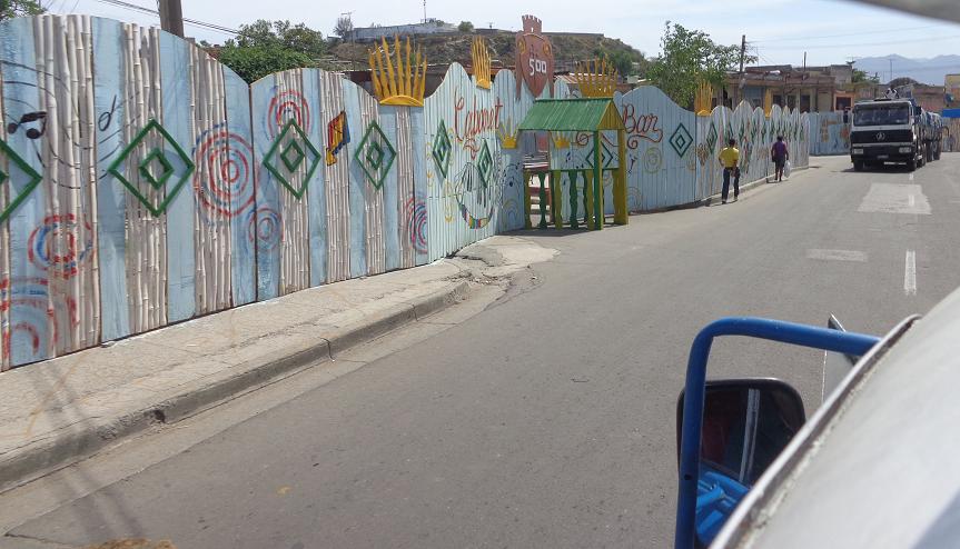 El 500 aniversario de la fundación de la otrora villa de Santiago de Cuba se torna motivación recurrente para engalanar los kioscos. Fotos: Betty y Noryis