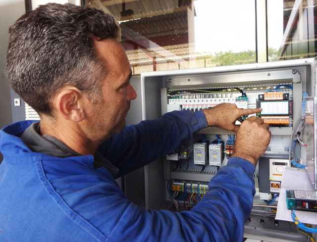 Blas, el ingenioso en sistemas eléctricos y mecánicos. Fotos: Martínez Alejo