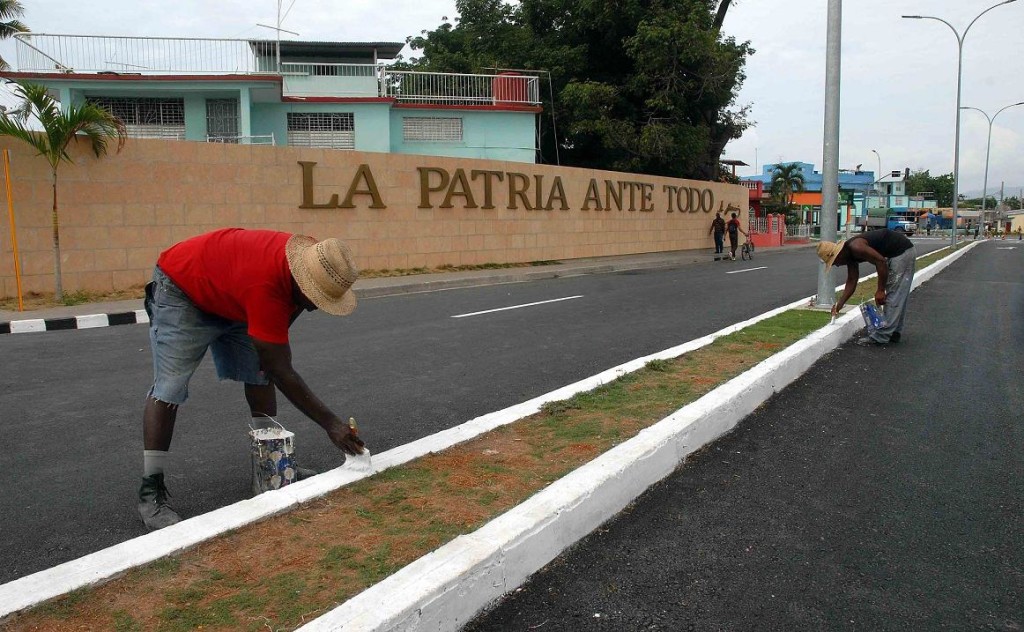 Justo después de que acaba este muro, Ángel Pacheco tiene su negocio y es uno de los vecinos beneficiados con el ordenamiento. Foto: Miguel Rubiera Jústiz