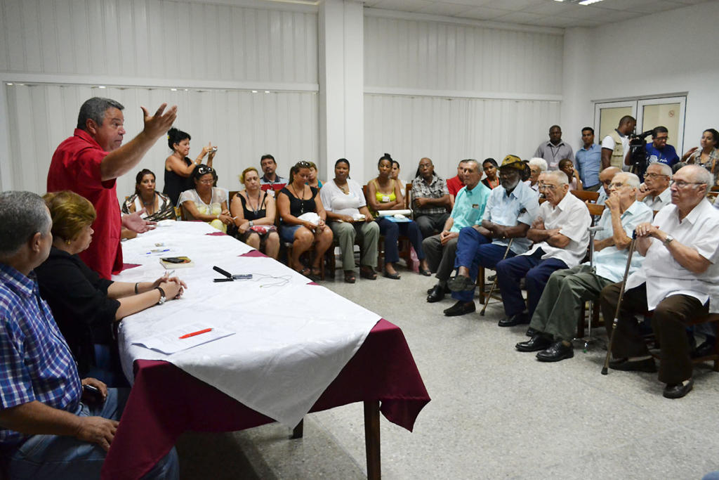 Ante una representación  de dirigentes de los trabajadores y jefes de departamento de la CTC, Ulises Guilarte De Nacimiento ofreció una actualización de las importantes  transformaciones en las que está inmerso el movimiento sindical cubano. Foto: Eddy Martin