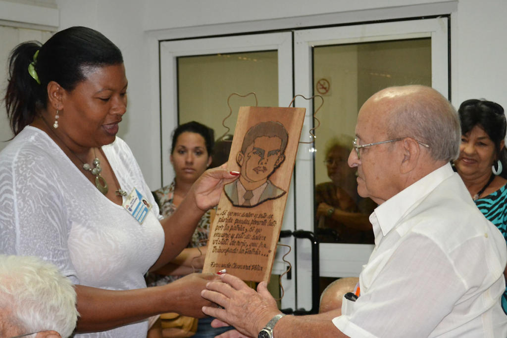 Los homenajeados recibieron reconocimientos por parte de dirigentes de los sindicatos nacionales. Foto: Eddy Martin