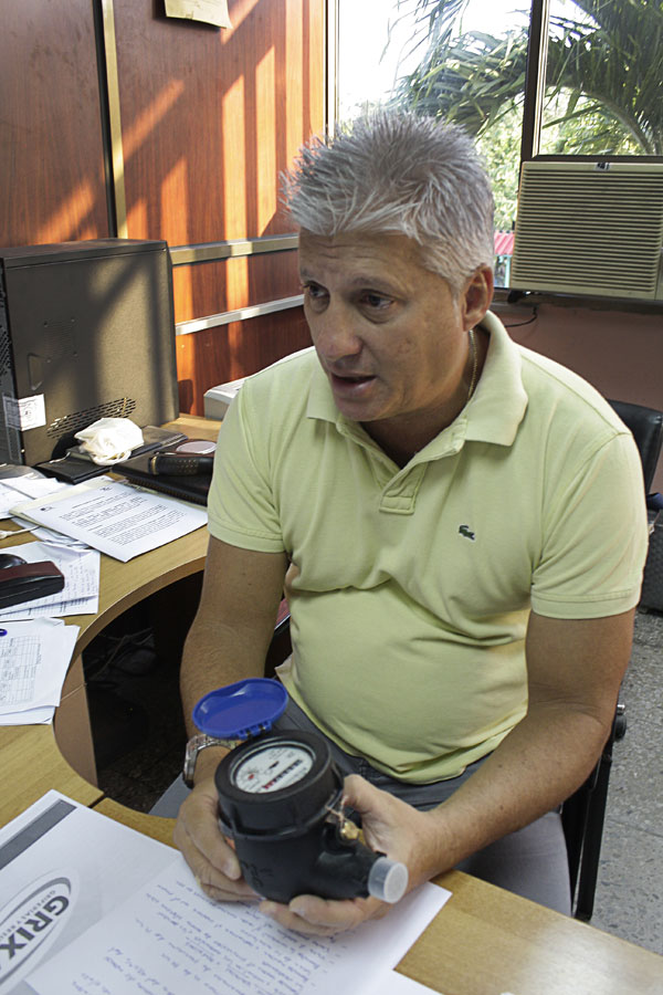Con su fabricación en Cuba se garantizará estabilidad en un equipo que resulta medular para el ahorro de agua, asegura el ingeniero Helmi Pedreira Guerra, director técnico de la empresa Planta de Herraje. Foto: René Pérez Massola