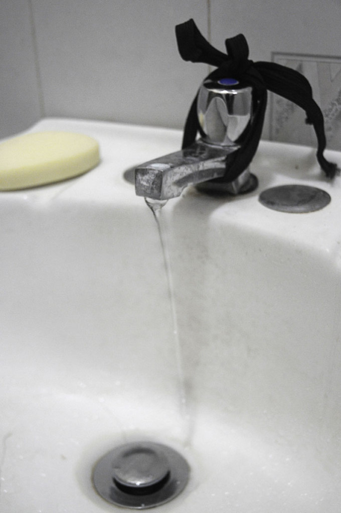 Una gran parte del agua que se despilfarra es por salideros dentro de las viviendas e instalaciones socioadministrativas. Foto: René Pérez Massola 