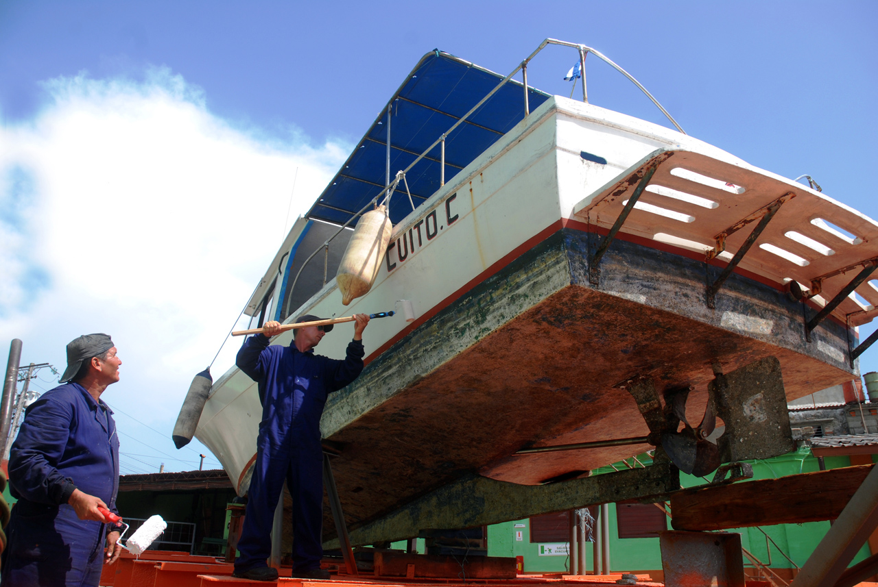 En el varadero y a flote han sido reparados múltiples embarcaciones. | Foto: Modesto Gutiérrez, AIN.