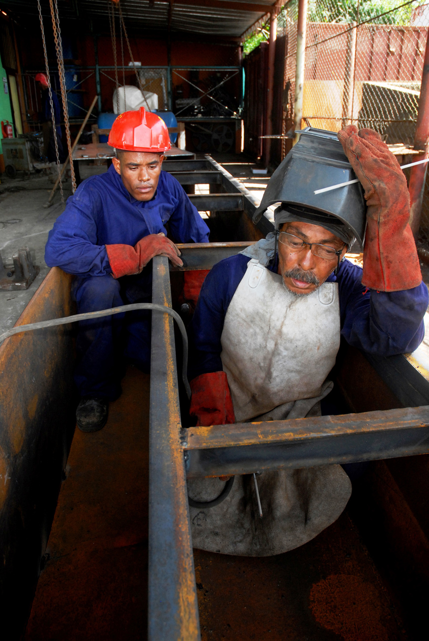 Fuertes labores ejecutan los trabajadores de la UEB cienfueguera. | Foto: Modesto Gutiérrez, AIN.