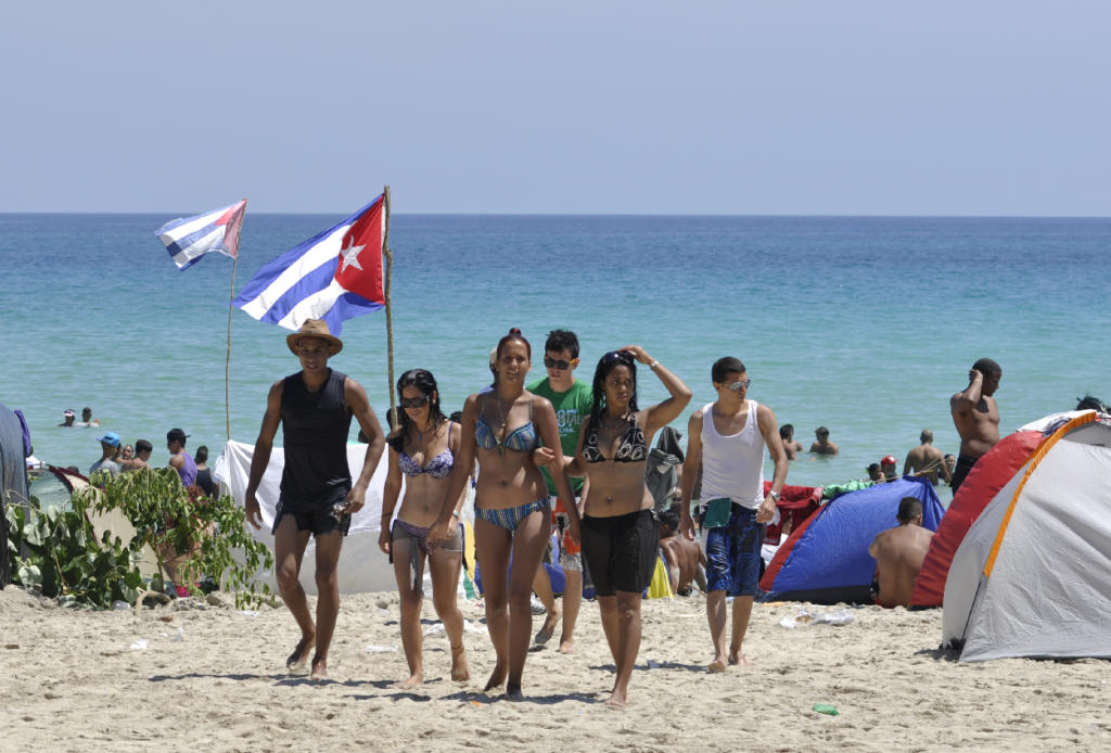 Muchachos de Matanzas, Mayabeque y la capital, principalmente, colmarán la playa Jibacoa. Foto: Norlys Pérez Padrón 