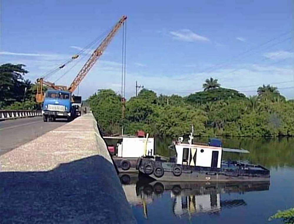 Las labores de reparación en el puente de Guanaroca son en extremo complejas. | Foto: Perlavisión.