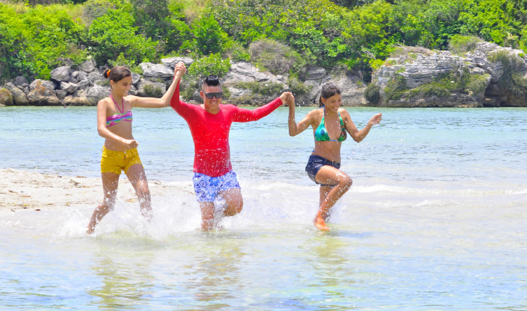 : Muchachos de Matanzas, Mayabeque y la capital, principalmente, colmarán la playa Jibacoa.Foto: Cristian Domínguez Herrera