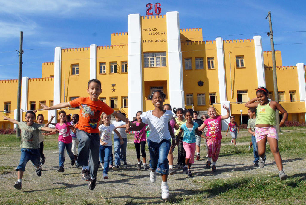Miles de santiagueros, en representación de toda Cuba, estarán presentes en el acto central nacional por el 26, que tendrá lugar el próximo domingo en el propio escenario de los acontecimientos de julio de  1953. Foto: Miguel Rubiera Jústiz 
