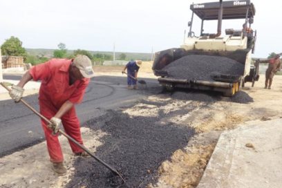 Llama Presidente cubano a mejorar infraestructura vial