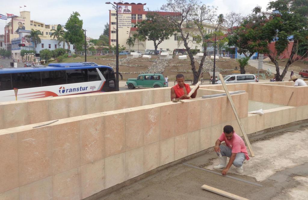 Justo donde concluye la Carretera Central,  una brigada de cuentapropistas y obreros de Aguas Santiago, instalan los 49 emisores de agua (46 en parábola y 3 verticales) de una sugerente fuente diseñada para transitar por debajo de ella. Foto: Betty Beatón Ruiz 