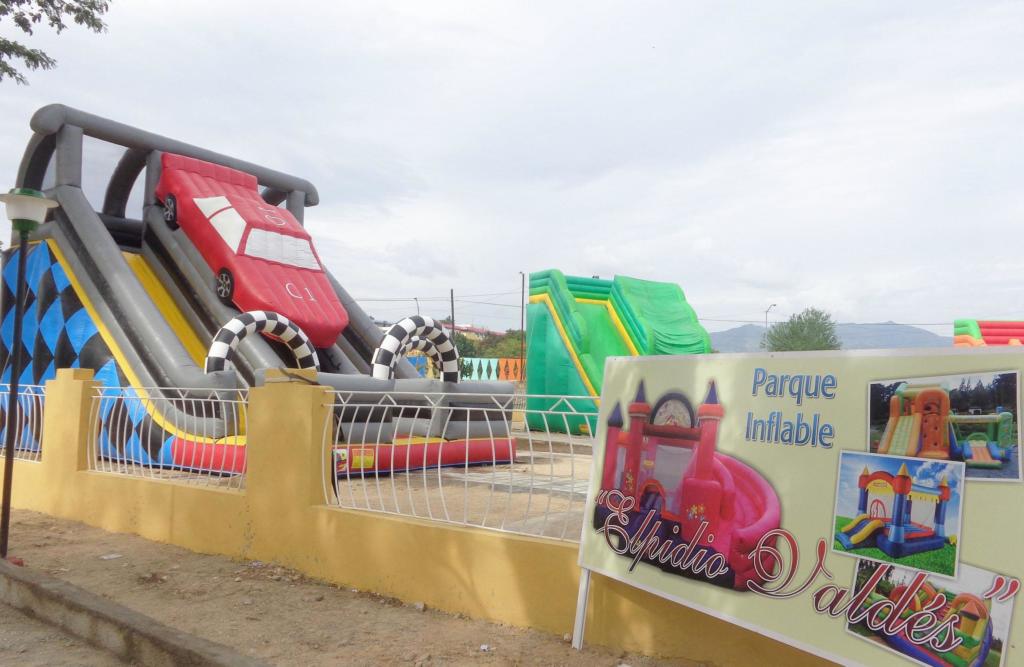 El Parque de los Sueños, megaproyecto recreativo con más de 60 espacios para el esparci- miento en familia, es uno de los regalos más esperados, en particular el área de los “inflables”.  Foto: Betty Beatón Ruiz 