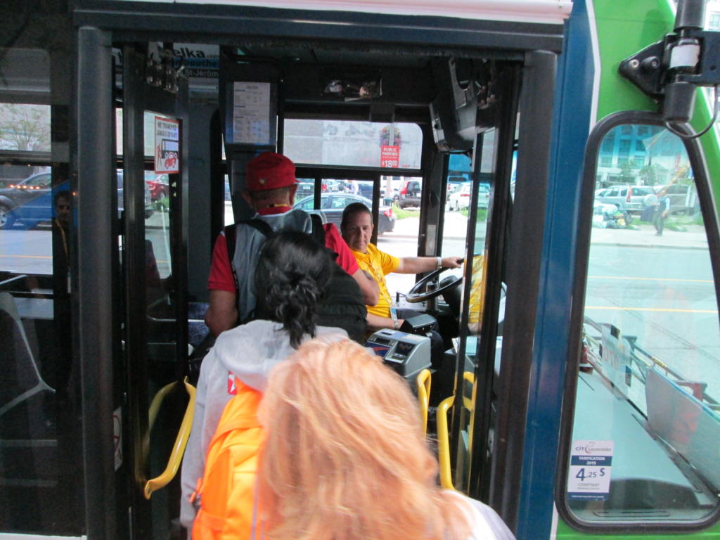 Varios periodistas accediendo a los buses de los Juegos.