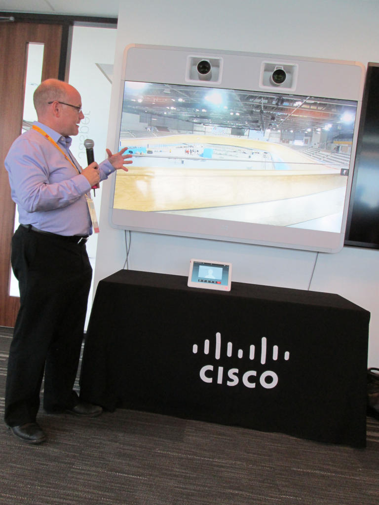 Un funcionario muestra la comunicación en vivo con el velódromo de los Juegos. Foto: Rudens Tembrás Arcia 