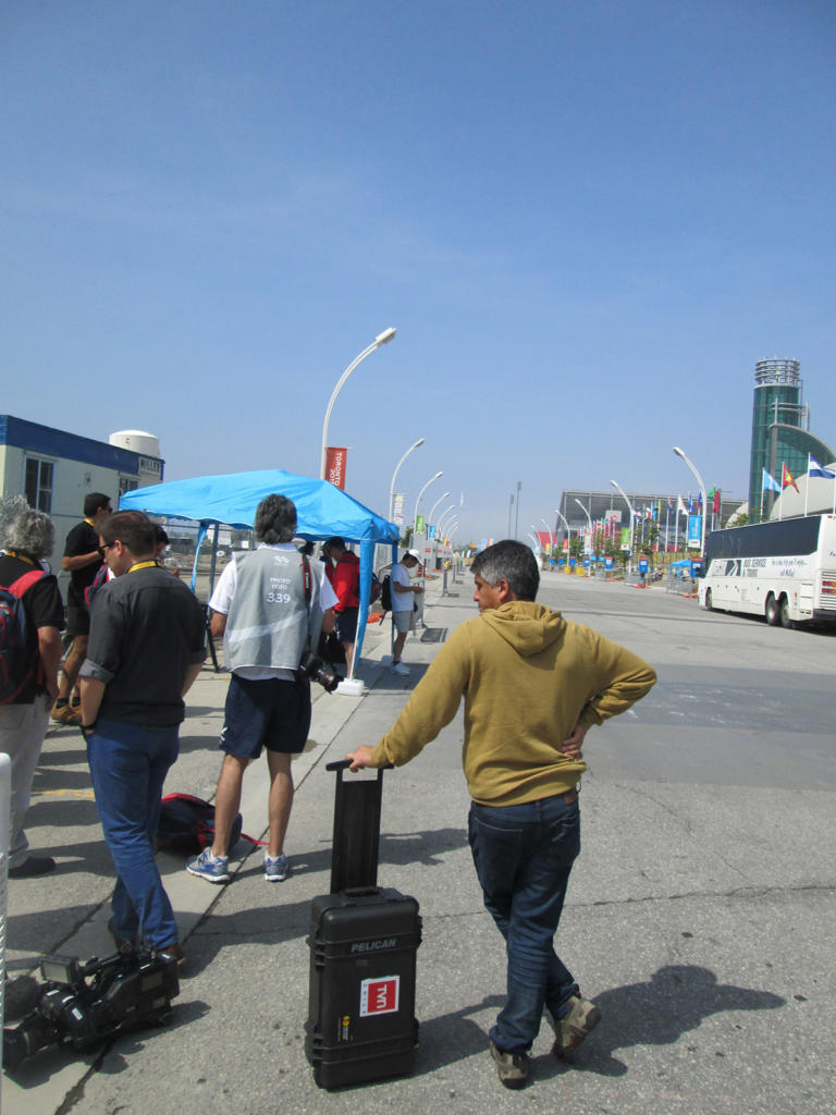 Periodistas aguardan por un ómnibus demorado en el CIBC, lugar donde está enclavada la Sala Principal de Prensa. Foto: Rudens Tembrás Arcia, enviado especial