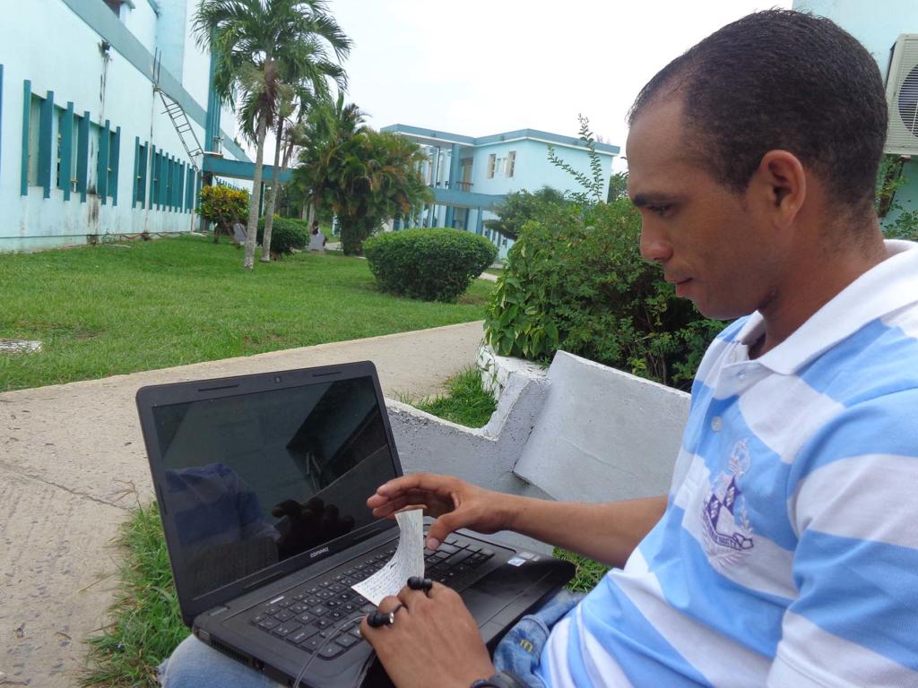 El personal del hospital emplea la conexión inalámbrica para consultar del portal digital de salud, Infomed, con sus servivios, así como los datos de su propia institución. Foto: Ronald Suarez