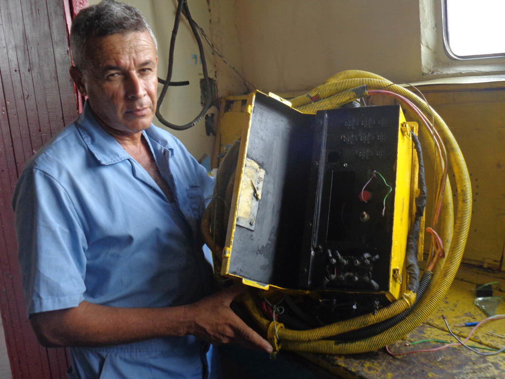 La caja eléctrica ideada por Omar permite probar el motor de los carros desde el suelo y ahorra tiempo de trabajo. Foto: Del autor