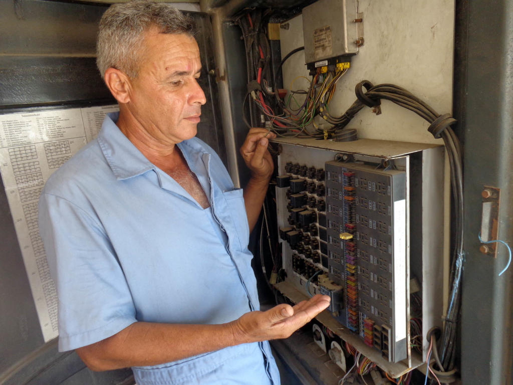 Omar adaptó la caja de fusibles de los ómnibus marca Yutong a los vehículos articulados y permitió su puesta en marcha. Foto: Del autor