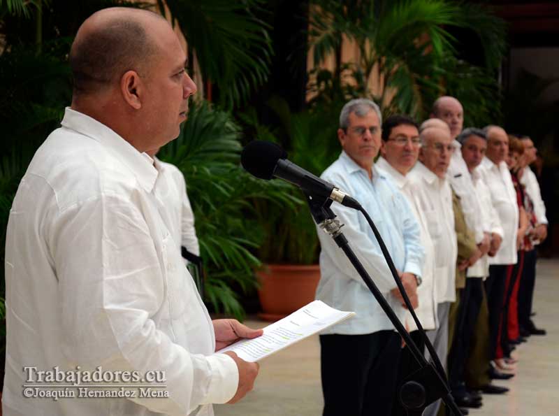 El doctor Roberto Morales Ojeda, titular de Salud Pública, leyó la carta de reconocimiento del Presidente cubano a los colaboradores que participaron en el enfrentamiento al ébola.
