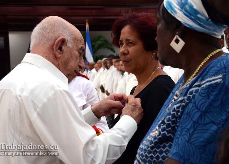 Momentos en que José Ramón Machado Ventura impone la Orden Carlos J. Finlay a familiares de los fallecidos. Fotos Joaquín Hernández Mena