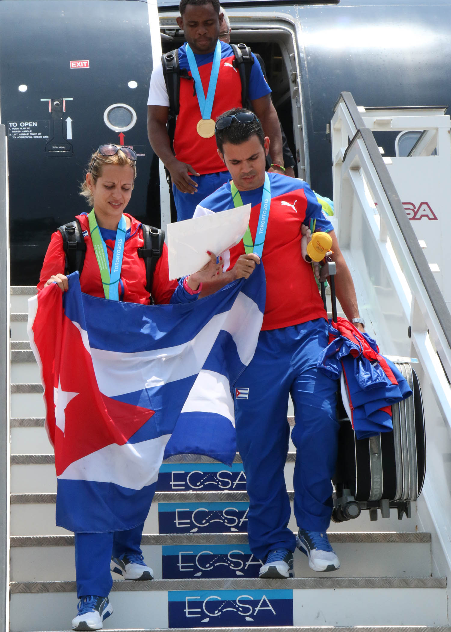 Eglys y Reynier, campeones en el rifle de tres posiciones en Toronto 2015, fueron los primeros en descender del avión. Foto: Armando Hernández.