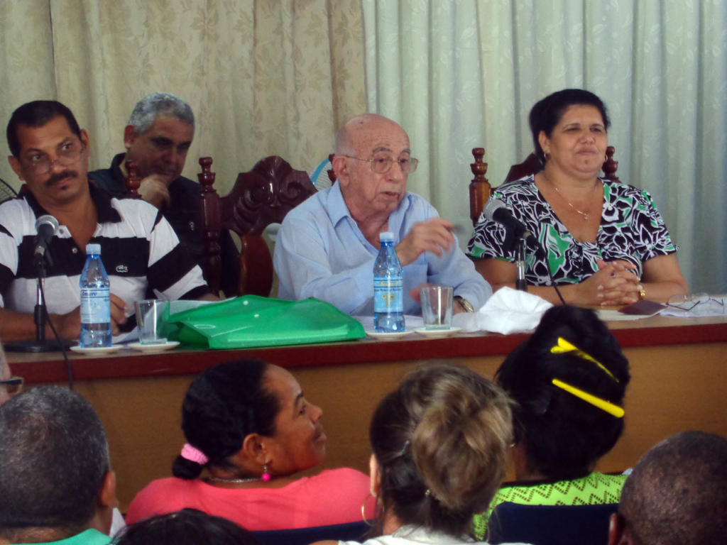 Machado Ventura intercambió con los presentes sobre temas como el tabaco, la ganadería y el funcionamiento de las UPBC y otras estructuras productivas. Foto: Eduardo González Martínez