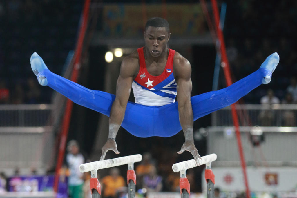 Manrique Lardué, durante su ejecución en las barras paralelas. Foto: Mónica Ramírez.