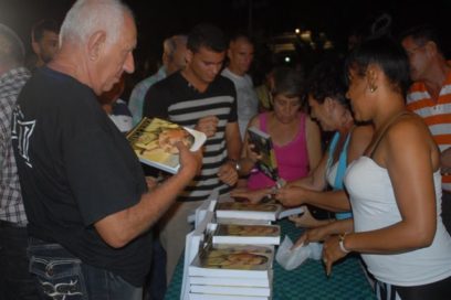 Gran acogida en Holguín al libro Raúl Castro, un hombre en Revolución