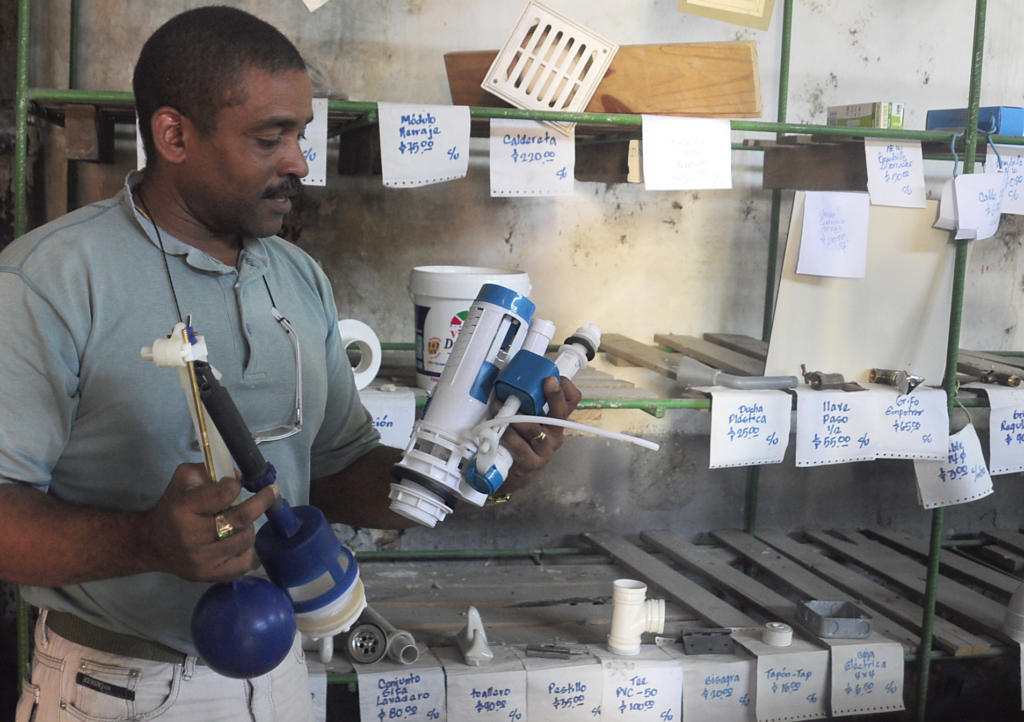 Las comparaciones de productos industriales y de fabricación local son habituales en las tiendas donde se venden herrajes hidrosanitarios. Foto: Roberto Carlos Medina