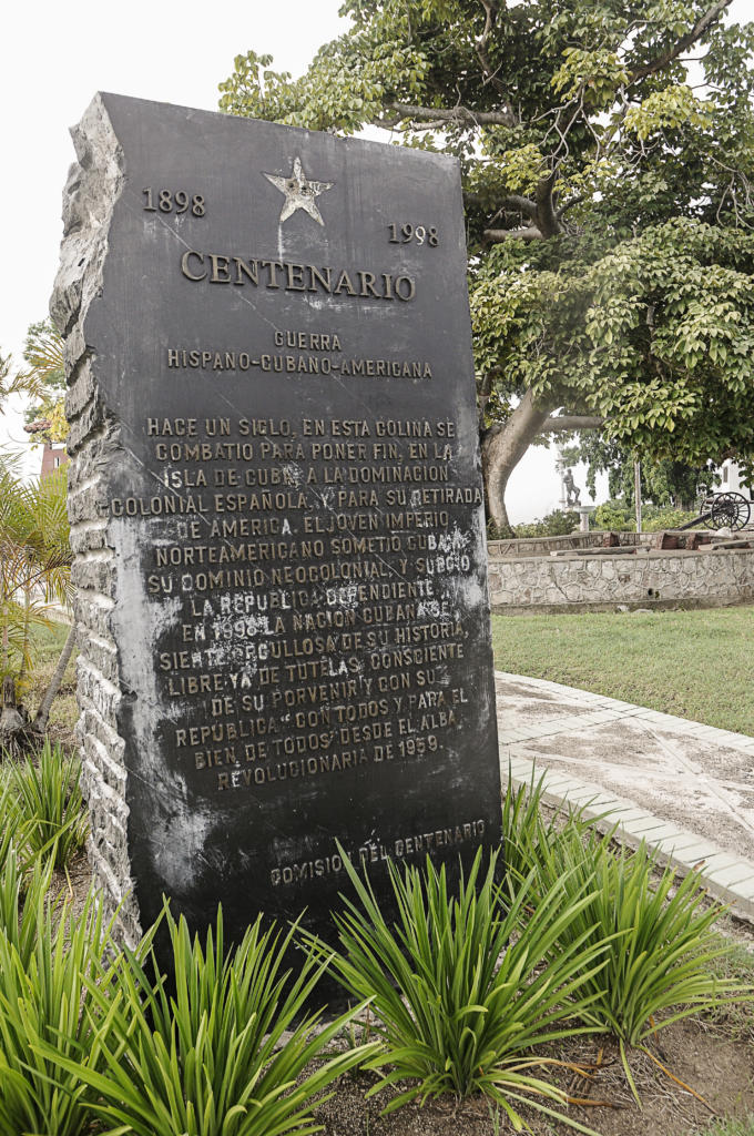 Tarja colocada en la loma de San Juan, al cumplirse el centenario de la intervención de Estados Unidos en la última guerra librada por los cubanos para independizarse del colonialismo español.  Foto©Rene Perez Massola
