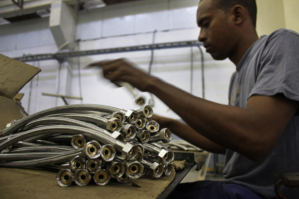 La producción de latiguillos en Planta de Herrajes tuvo limitaciones por demora en arribo de materias primas. | foto: René Pérez Massola
