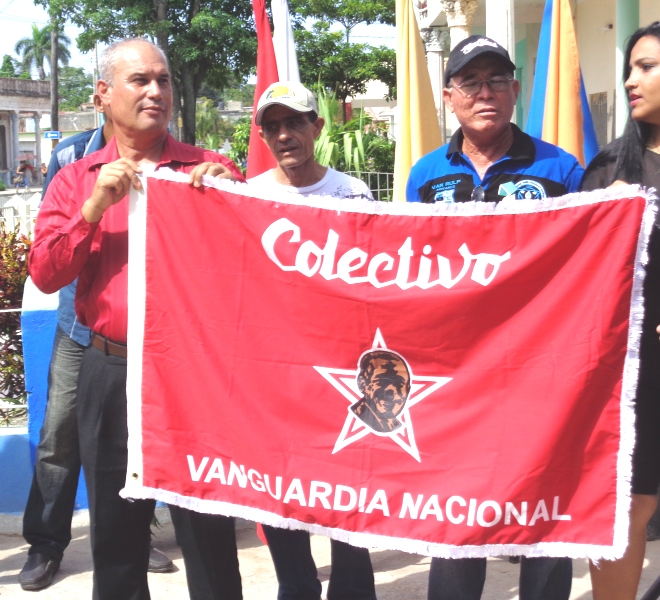 Integrantes del colectivo sostienen el estandarte que lo distingue. Foto: Jorge Pérez Cruz