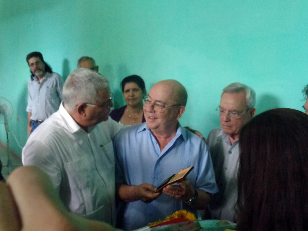 Barnet, a la derecha, dijo sentirse muy emocionado y se declaró vueltabajero de alma