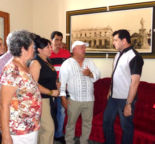 El artista Nelson Domínguez (al centro con gorra) intercambia con Ariel Santana Santiesteban, miembro del Comité Central del Partido y su primer secretario en Las Tunas. Fotos: Jorge Pérez Cruz