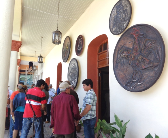 La obra de Nelson Domínguez ambienta la fachada del restaurante tunero El Colonial.
