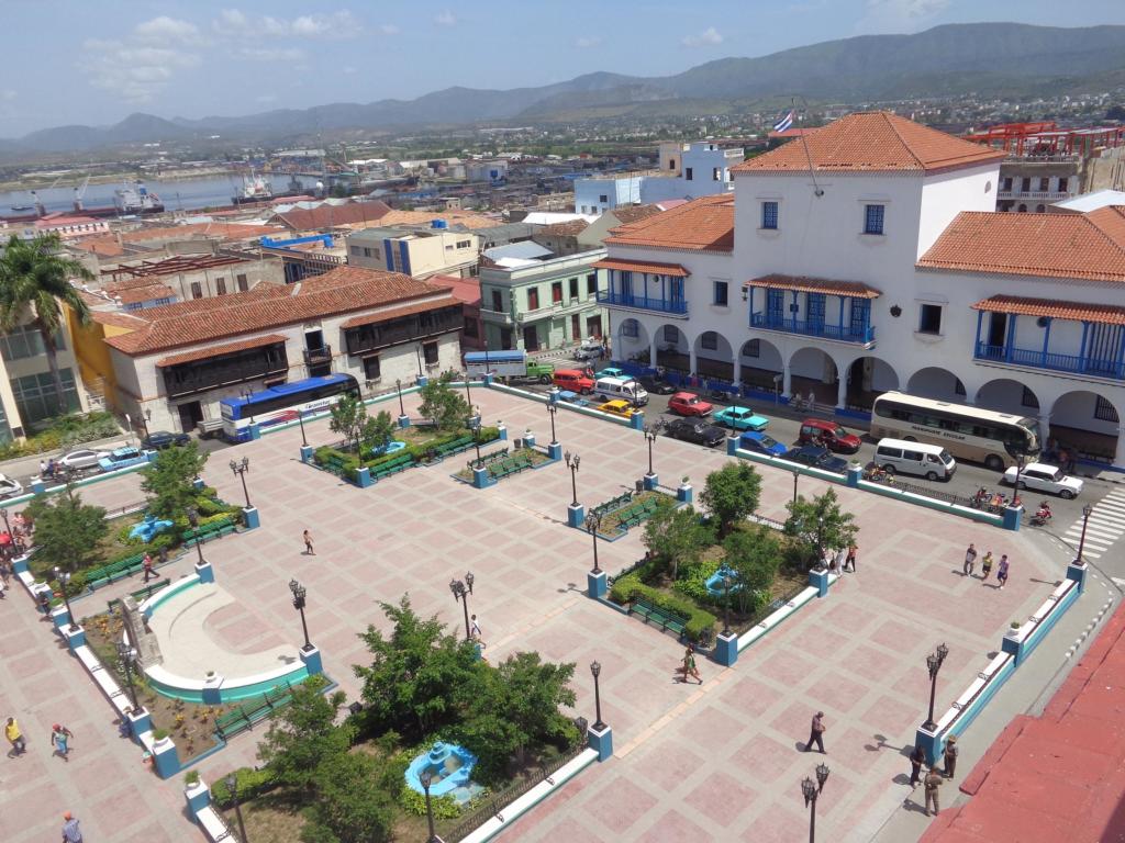Sitios de obligada referencia son la casa más antigua de América (a la izquierda) y el balcón donde Fidel anunció el triunfo de la Revolución y otorgó a Santiago el título de Ciudad Héroe.  Foto: Betty Beatón