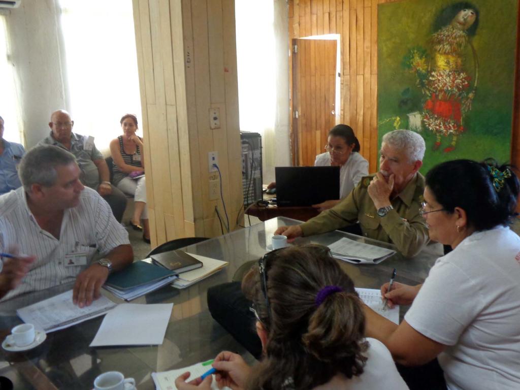 En su estancia en la Empresa de Componentes Electrónicos Che Guevara, el miembro del buró político del Partido Comunista de Cuba intercambió con directivos y especialistas sobre las distintas producciones. Fotos: Del autor