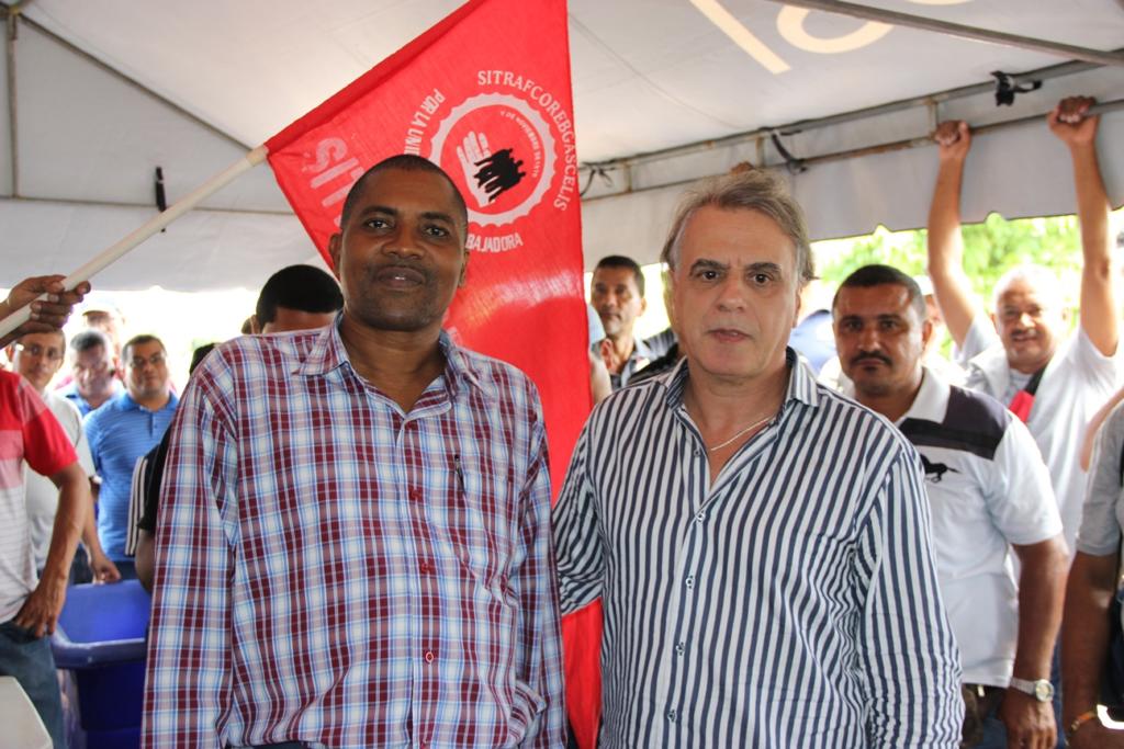 SabMiller está violentando el artículo 398 de la legislación laboral que permite que varios sindicatos suscriban un solo Convenio con la empresa, y también los Convenios 87 y 98 de la OIT sobre libertad sindical y derecho a la negociación colectiva, dijeron a la prensa directivos de los dos sindicatos que liderean la huelga, el Industrial de Trabajadores de la Fabricación y comercialización Refrescos, Bebidas, Gaseosas, Cervezas, Licores y Similares (Alejandro John, a la izquierda en la foto) y el de la Industria Cervecera de Panamá (Gerardo Iglesias, a la derecha).