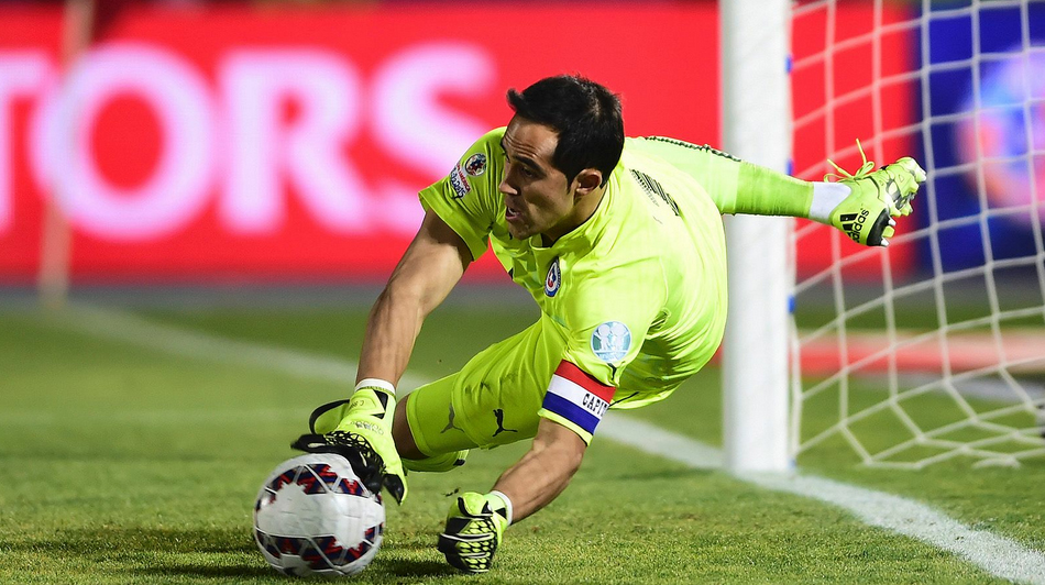 Claudio Bravo, elegido como portero más destacado de la Copa América.