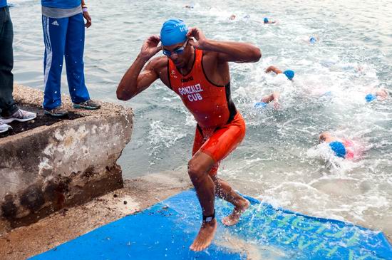 El triatleta Michel González concluyó la participación de Cuba en el triatlón. Foto: Calixto N. Llanes.
