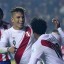 Paolo Guerrero (al centro) y André Carrillo (derecha), los dos goleadores del partido por el bronce.