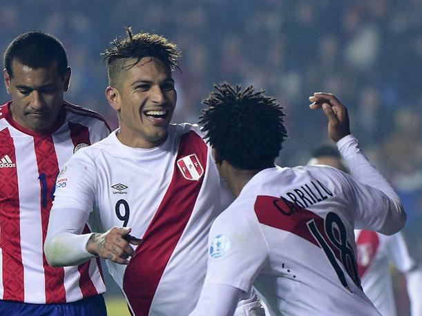 Paolo Guerrero (al centro) y André Carrillo (derecha), los dos goleadores del partido por el bronce.