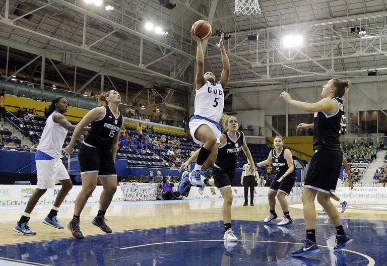 Ineidis Casanova anota por Cuba. Foto: AP