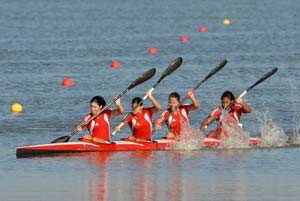 Cuarteta cubana de kayac (f) que obtuvo la primera medalla de Cuba en Toronto.
