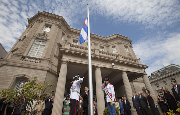 La bandera cubana fue izada el 20 de julio en el acto de establecimiento oficial de los vínculos diplomáticos entre Cuba y EEUU, en acto solemne encabezado por el Canciller Bruno Rodríguez. Foto: Ismael Francisco
