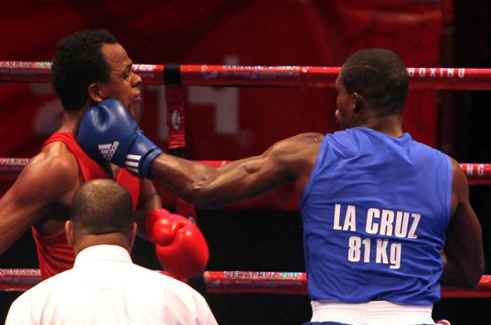 Julio César La Cruz se convirtió en el octavo boxeador clasificado para semifinales en Toronto. Foto: ismael Francisco
