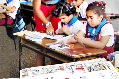 Sobre la venta de ropa o uniformes a los maestros