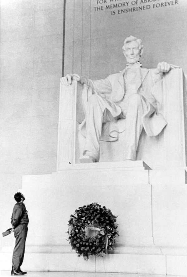 Fidel visita el monumento a Abraham Lincoln, en su primera visita a Estados Unidos después del triunfo de la Revolución. Foto: Estudios Revolución